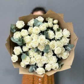 Пионовидная кустовая роза Miss Bombastic с эвкалиптом