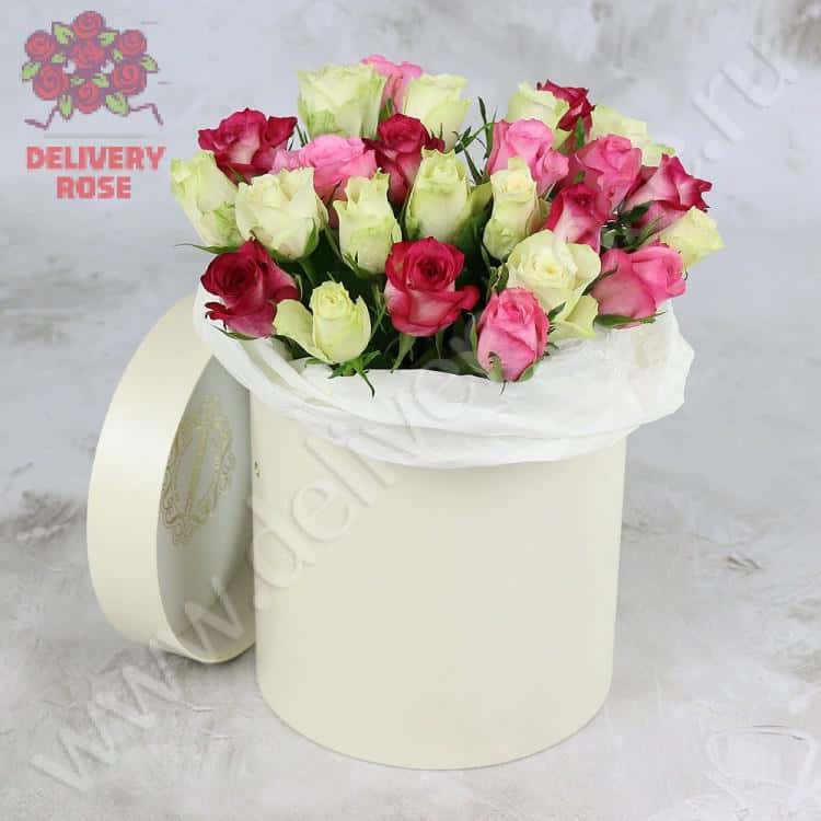 25 БЕЛЫХ И РОЗОВЫХ РОЗ 40 СМ. В ШЛЯПНОЙ КОРОБКЕ VIP