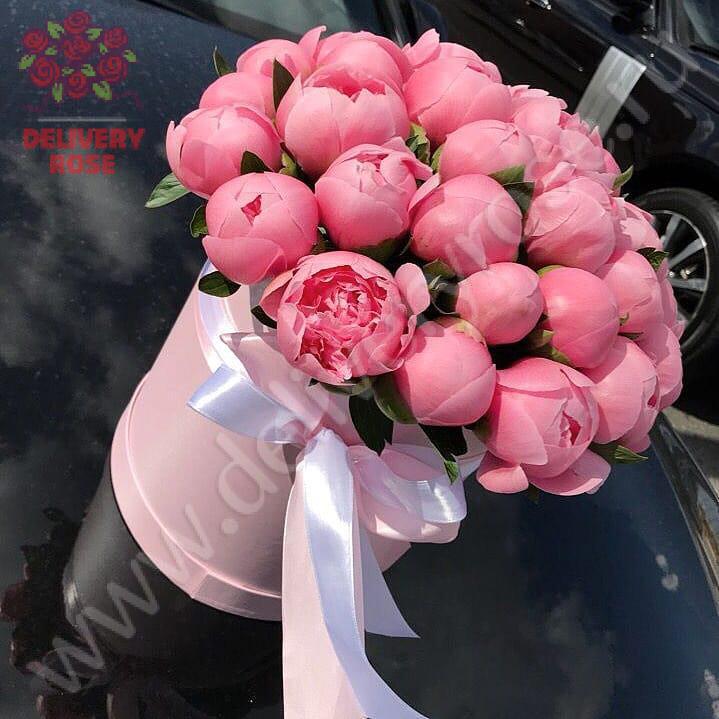 Шляпная коробка из нежных лососевых пионов